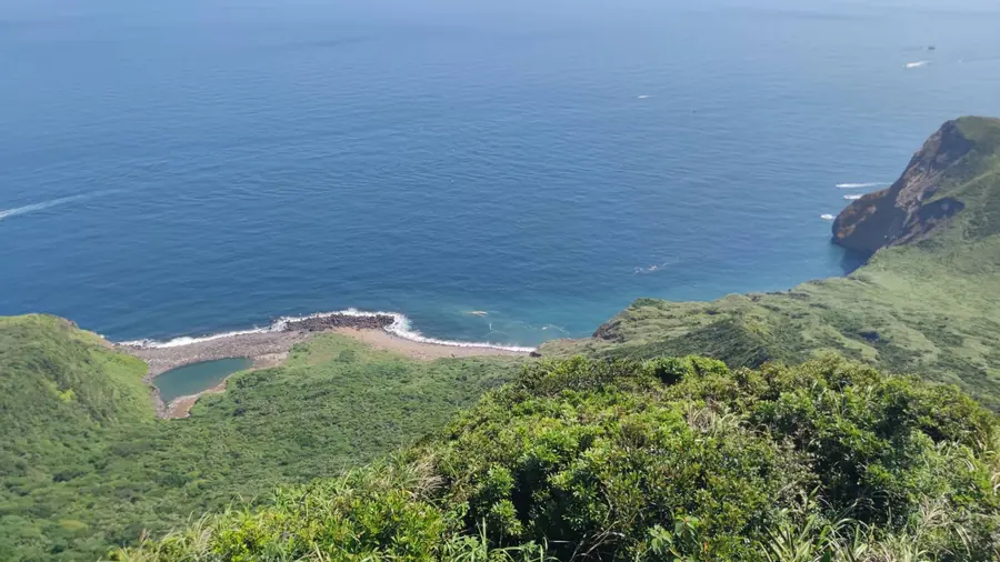 海、山、海岸線。